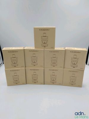 six boîtes de tasses à café empilées les unes sur les autres sur une table