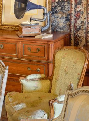 une chaise et une table dans une pièce où se trouve un tourne-disque