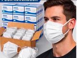 un homme portant un masque à côté d'une boîte de masques