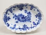 une assiette bleue et blanche avec des fleurs