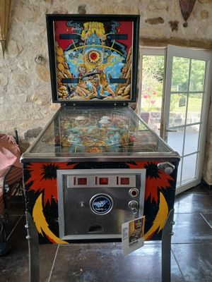 a pinball machine that is sitting in a room