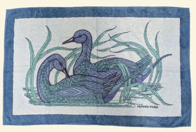 un dessin représentant deux canards dans l'herbe, posés sur une serviette