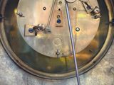 un gros plan d'une horloge accrochée au mur