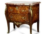 une petite commode avec un plateau en marbre