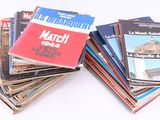 plusieurs livres sont empilés sur une table
