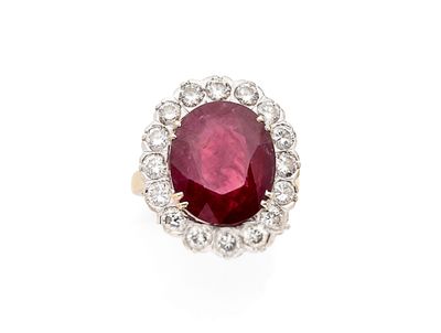 une bague à rubis et diamants
