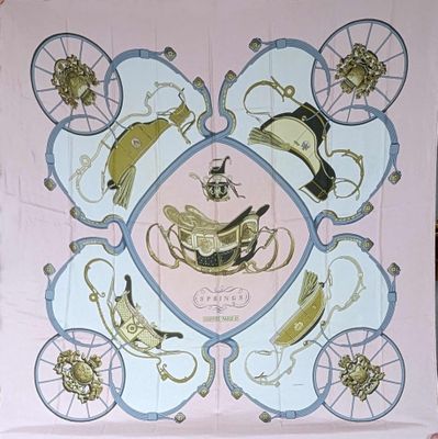une écharpe rose et bleue sur laquelle est représentée une calèche