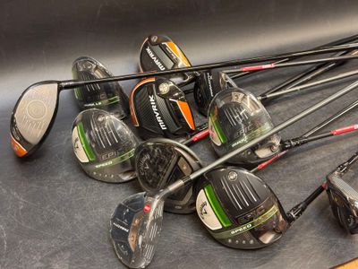 de nombreux types de clubs de golf posés sur une table