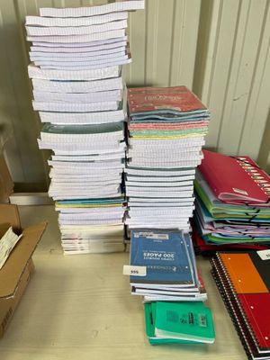 une pile de livres posée sur une table à côté d'un carton