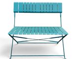 un banc bleu posé sur un sol blanc, près d'un mur blanc