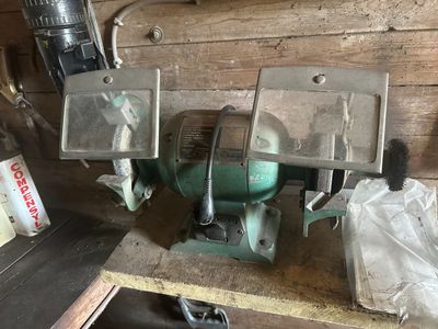 une machine posée sur une table dans une pièce