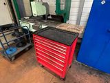 une photo d'une armoire à outils rouge dans un garage