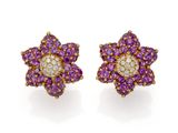 une paire de boucles d'oreilles en saphir rose et diamant