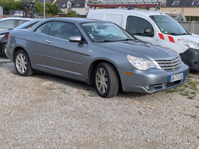 plusieurs voitures garées les unes à côté des autres dans un parking