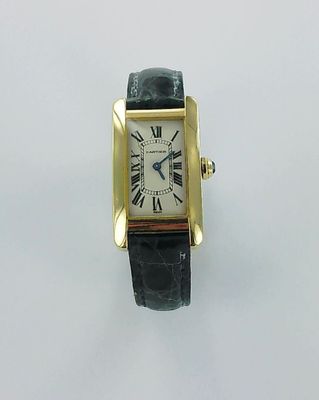 une image représentant une montre dorée et noire avec des chiffres romains
