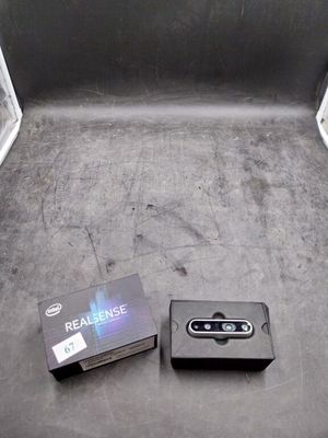 une boîte et un téléphone portable posés par terre
