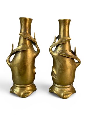 deux vases en or placés l'un à côté de l'autre