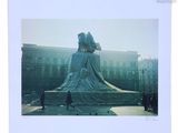 une photo d'une statue représentant une femme sur laquelle est posé un oiseau