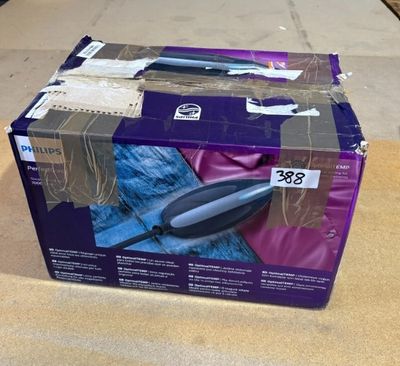 une boîte contenant un sèche-cheveux, posée sur une table