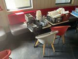 deux chaises et une table dans un coin d'un restaurant