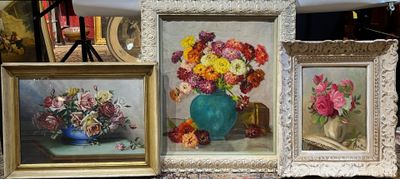 trois photos encadrées représentant des fleurs dans un vase posé sur une table
