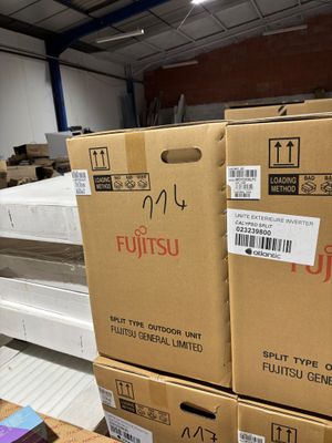 des cartons empilés les uns sur les autres dans un entrepôt
