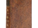 un livre ancien avec une couverture en cuir marron et des bordures dorées
