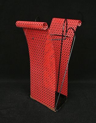 une image représentant une chaise rouge sur fond noir