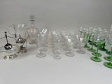 beaucoup de verres et un pichet sur la table