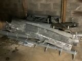 un tas de tuyaux métalliques qui se trouvent dans une pièce