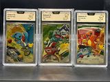 trois cartes à collectionner Pokémon exposées dans une vitrine