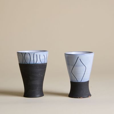 deux tasses placées l'une à côté de l'autre sur une table