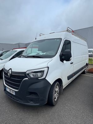 la camionnette blanche est garée dans le parking à côté d'autres voitures