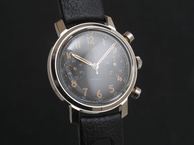 gros plan d'une montre sur fond noir
