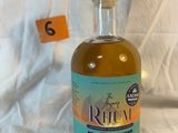 une bouteille de rhum posée sur un drap blanc