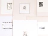 beaucoup de photos accrochées au mur d'une pièce