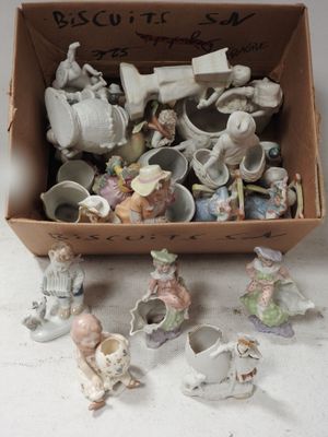 de nombreuses figurines dans une boîte, posées sur une table