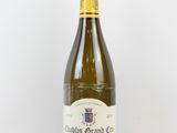 une bouteille de vin posée sur une table