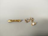deux paires de boucles d'oreilles en or ornées de perles, posées sur un fond blanc