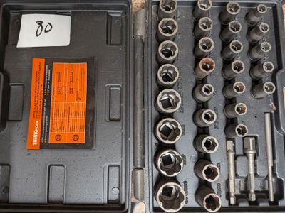 un grand nombre d'outils qui se trouvent dans une boîte