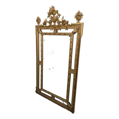 une image d'un miroir encadré d'or sur un fond blanc