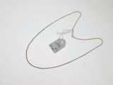 Gros plan sur un collier portant une étiquette