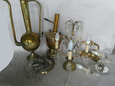 beaucoup d'objets en verre et en laiton sur la table