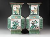 une paire de vases verts et blancs ornés de motifs figuratifs