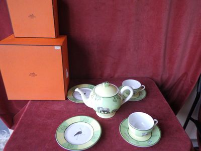 une petite table sur laquelle se trouvent une théière et deux tasses
