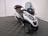 une photo d'un scooter garé sur un sol à damier