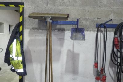 une photo d'une pièce où des outils sont accrochés au mur