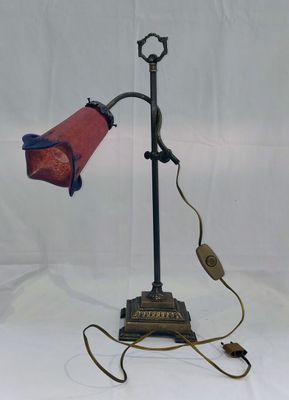 ART DE FRANCE. LAMPE de style Art Nouveau L'abat-jour en ver…