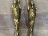une paire de figurines anciennes en laiton représentant un homme et une femme