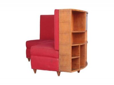 une chaise rouge avec une bibliothèque dans un coin